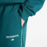 Pantalón deportivo New Balance de corte recto, color verde petróleo, con cintura elástica ajustable mediante cordón y logo de la marca bordado en el frente.