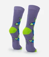 Par de medias largas de algodón, color morado, con estampado repetido de los Aliens de Toy Story en traje espacial azul y verde lima. El talón y la punta son de color verde lima.