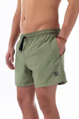 Short de baño verde militar con cintura elástica ajustable con cordón negro, bolsillos laterales y bolsillo trasero con cierre.