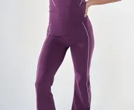 Pantalón de calza color violeta con corte semioxford y detalle de líneas blancas en los laterales.