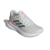 Championes de running Adidas Runfalcon 5, de color gris claro con detalles en gris oscuro y naranja. Presentan capellada de malla transpirable, cordones tono sobre tono, y entresuela Cloudfoam para mayor amortiguación.