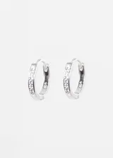 Par de aros tipo huggies de plata 925 con circonias engarzadas. Diseño clásico y elegante.