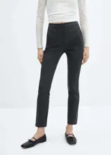 Pantalon de vestir corte skinny, color gris oscuro, con tiro medio, bolsillos laterales y cierre frontal con cremallera y botón.
