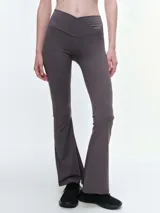 Calza deportiva de corte oxford, color negro, con cintura cruzada en V que brinda soporte y ajuste al cuerpo.