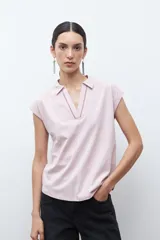 Remera azul marino de manga corta con cuello polo y escote en V con cierre.