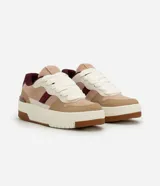 Championes de mujer Satinato con diseño de bloques de color en tonos beige, tostado, blanco y detalles en bordó. Cuentan con suela caja alta, cordones gruesos blancos y acabados con textura aterciopelada.