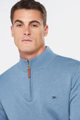 Buzo liso de punto fino en hilo de algodón color azul marino, con cuello alto y cierre frontal parcial con detalle de tirador de cuero.