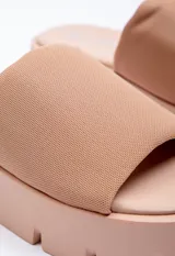 Sandalia color piel con tira ancha sobre el empeine y plataforma dentada de 4 cm de alto.