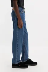 Jean Levi's 505 Regular Fit de hombre, color azul oscuro, con pierna recta y tiro alto. Cuenta con cierre de cremallera y diseño de 5 bolsillos.