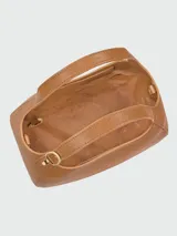 Cartera de mano pequeña tipo hobo de cuero color tostado, con asa corta y cierre superior.