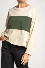 Sweater color crema con una franja horizontal verde en el pecho, de corte oversize y mangas largas.