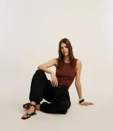 Top sin mangas color rosa claro, de corte ajustado, con cuello redondo y ribete de satén en el cuello y las sisas.