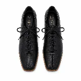 Zapatos acordonados de cuero color negro, con diseño de punta cuadrada, costuras centrales decorativas y suela marrón con taco bajo.