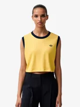 Camiseta sin mangas Adidas de corte cropped, color amarillo con detalles en azul marino en el cuello redondo y las sisas. Incluye el logo del trifolio bordado en el pecho.
