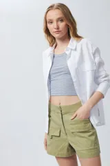 Top corto a rayas horizontales en color celeste y blanco, de tejido acanalado y corte ajustado.