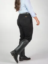 Pantalón de campo de gabardina con lycra, corte recto y bolsillos laterales.