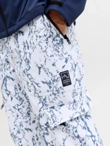 Pantalón de ski técnico impermeable y cortaviento con tiro alto, diseñado para brindar protección en condiciones de frío, viento y humedad. Confeccionado en tejido resistente, incorpora cierre con cremallera, bolsillos frontales y bolsillos laterales con cierre en velcro. Presenta ruedos con protección antinieve y polainas internas que bloquean la entrada de nieve, además de forro interior que aporta comodidad durante actividades de invierno.