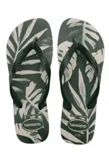 Ojotas Havaianas modelo Aloha, con estampado tropical de hojas en tonos verde militar y beige, y tiras texturizadas en color gris oscuro.