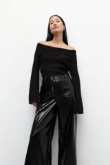 Pantalón ancho marrón de símil cuero, tiro alto y bolsillos frontales.