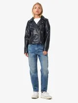 Campera biker negra de cuero sintético con solapas anchas, cierre frontal cruzado, bolsillos con cremallera y detalles metálicos.