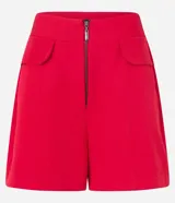 Short de sastrería rojo con cintura alta, cierre frontal con cremallera, solapas decorativas y bolsillos traseros.