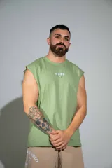 Musculosa verde militar de algodón elastizado, con cuello redondo y diseño holgado sin mangas. Cuenta con pequeño estampado gráfico en el centro del pecho.