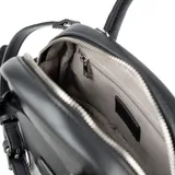 Cartera mini de estilo clásico confeccionada en símil cuero color negro, con cierre superior, doble asa fija y correa larga regulable extraíble. Presenta herrajes plateados y logo de la marca en el frente.