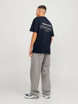 Remera azul marino de manga corta y cuello redondo con calce relajado. Cuenta con un pequeño estampado tipográfico en el pecho que dice "Originals Studio".