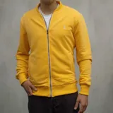 Campera bomber amarilla con cierre frontal y logo bordado en el pecho.