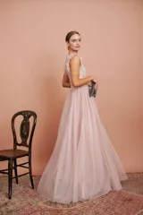 Vestido largo de tul plumetí en color rosa suave, con detalles de encaje bordado en el torso y volados en los hombros.