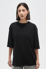 Remera de corte holgado, color negro, con cuello redondo y mangas cortas.