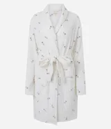 Bata de baño de fleece con textura acanalada, color blanco con estampado floral pequeño. Presenta cuello tipo chal, mangas largas, lazo ajustable en la cintura y bolsillos frontales aplicados.