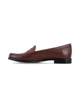 Mocasín de cuero color marrón con diseño clásico de antifaz y suela plana negra.