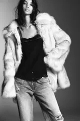 Top de tirantes finos confeccionado en tejido semitransparente, con escote recto decorado con encaje a tono, bordados florales y detalles de terciopelo con lazos. Presenta un diseño con abertura frontal y bajo con encaje.