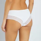 Pack de tres culottes de algodón en color blanco, gris oscuro y gris claro, con cintura elástica y detalles de encaje en los bordes.