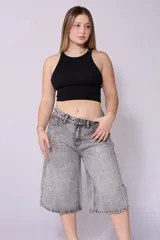 Bermuda de jean gris con brillos, corte ancho a la rodilla.