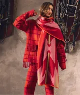 Bufanda grande de punto con estampa geométrica inspirada en diseños Navajo, en combinación de tonos azul, rojo y verde.