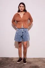 Cardigan marrón de punto acanalado con cuello polo, manga larga y cierre frontal con botones.