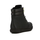 Bota casual acordonada color crema, con suela marrón, detalles acolchados en el tobillo y ojales dorados.