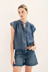 Camisa sin mangas de lyocell, con cuello mao y cierre frontal de botones.
