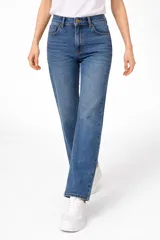 Pantalon de jean de corte recto y tiro medio, con diseño clásico de cinco bolsillos y cierre frontal con botón y cremallera.