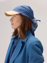 Gorro pañuelo color beige con visera de cuero marrón. El pañuelo es de algodón y se anuda bajo la barbilla.