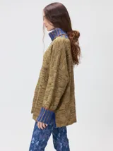 Pullover de punto jacquard color tostado con cuello alto y puños acanalados en tono azul y detalles en naranja. Cuenta con aberturas laterales y calce holgado.