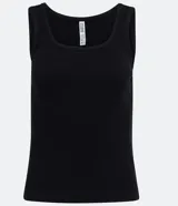 Musculosa negra de algodón con escote en U y corte ajustado.