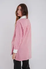 Camisa a rayas verticales rojas y blancas, con cuello y puños blancos.