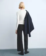 Jeans wide leg negros de tiro medio, con diseño de pernera ancha y terminación desmechada en el bajo.