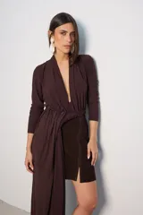 Body blanco de mangas largas con escote en V profundo y drapeado en la cintura.