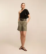 Blusa negra de crepé con un solo hombro, escote drapeado y manga corta.