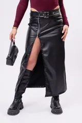 Pollera midi de cuero sintético negro, de tiro alto con cinturón incorporado, tajo frontal pronunciado y cierre metálico a la vista.