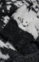 Sweater de punto con diseño abstracto tipo tie-dye o manchado en tonos gris y negro, de cuello redondo, manga larga y corte oversize. Presenta terminaciones en punto rib en cuello, puños y ruedo.